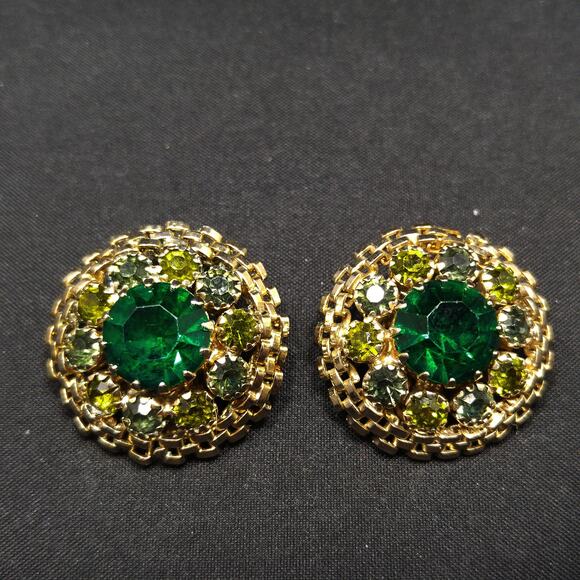 Weiss Emerald Green Rhinestone Earrings, Peridot Rhinestones, 1950s Vintage - Picture 9 of 10